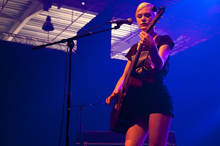 Trixie Whitley Les Ardentes 2013, picture 7, photographed by Philippe Janssens - FrontView Magazine