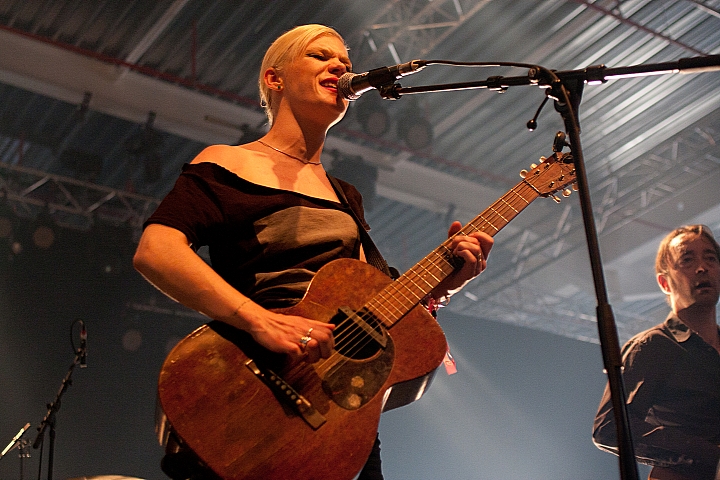 Trixie Whitley Les Ardentes 2013, picture 8, photographed by Philippe Janssens - FrontView Magazine