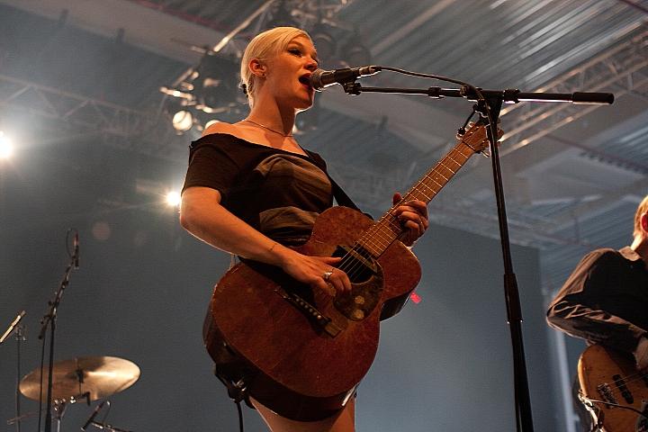 Trixie Whitley Les Ardentes 2013, picture 12, photographed by Philippe Janssens - FrontView Magazine