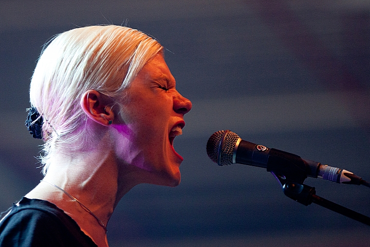 Trixie Whitley Les Ardentes 2013, picture 13, photographed by Philippe Janssens - FrontView Magazine