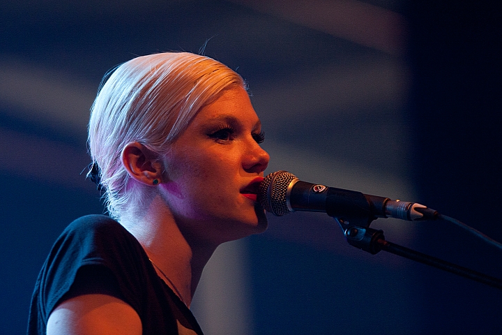 Trixie Whitley Les Ardentes 2013, picture 19, photographed by Philippe Janssens - FrontView Magazine