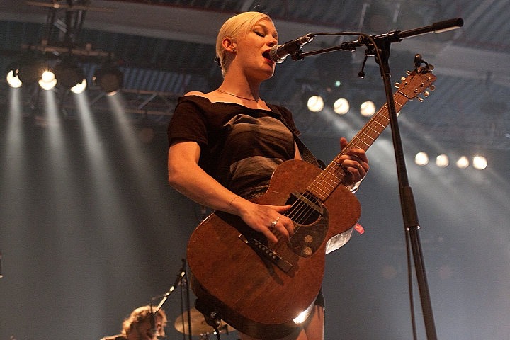 Trixie Whitley Les Ardentes 2013, picture 24, photographed by Philippe Janssens - FrontView Magazine