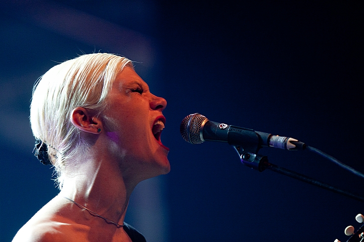 Trixie Whitley Les Ardentes 2013, picture 26, photographed by Philippe Janssens - FrontView Magazine