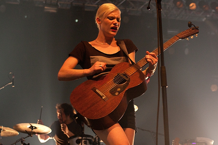 Trixie Whitley Les Ardentes 2013, picture 27, photographed by Philippe Janssens - FrontView Magazine