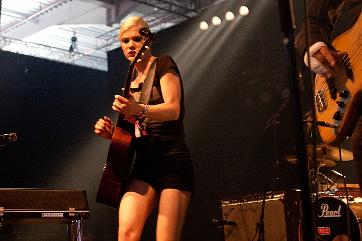 Trixie Whitley Les Ardentes 2013, picture 28, photographed by Philippe Janssens - FrontView Magazine