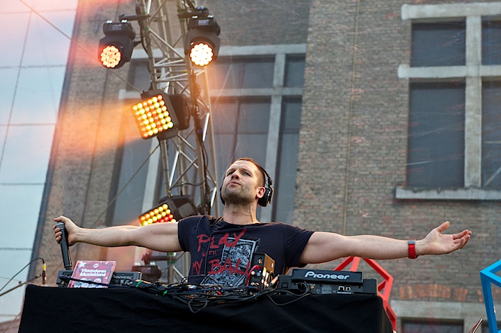 Vlaanderen Muziekland - Opwarming DJ Dimitri @ Haacht, picture 1, photographed by James Van Roosbroeck - FrontView Magazine