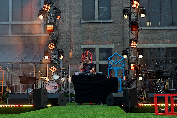 Vlaanderen Muziekland - Opwarming DJ Dimitri @ Haacht, picture 12, photographed by James Van Roosbroeck - FrontView Magazine