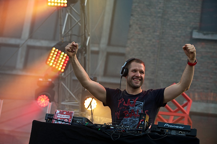 Vlaanderen Muziekland - Opwarming DJ Dimitri @ Haacht, picture 13, photographed by James Van Roosbroeck - FrontView Magazine