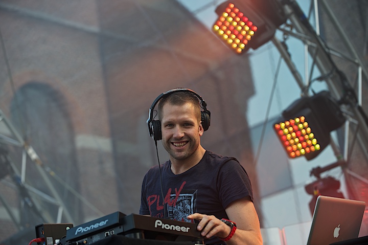 Vlaanderen Muziekland - Opwarming DJ Dimitri @ Haacht, picture 19, photographed by James Van Roosbroeck - FrontView Magazine