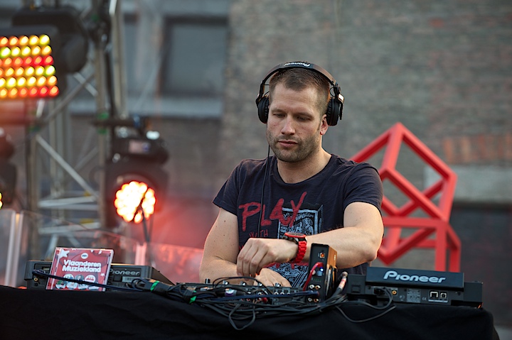 Vlaanderen Muziekland - Opwarming DJ Dimitri @ Haacht, picture 23, photographed by James Van Roosbroeck - FrontView Magazine