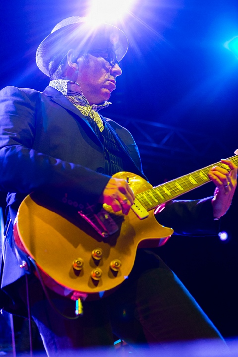 Elvis Costello @ 013 Tilburg, picture 54, photographed by Edwin Houdevelt - FrontView Magazine