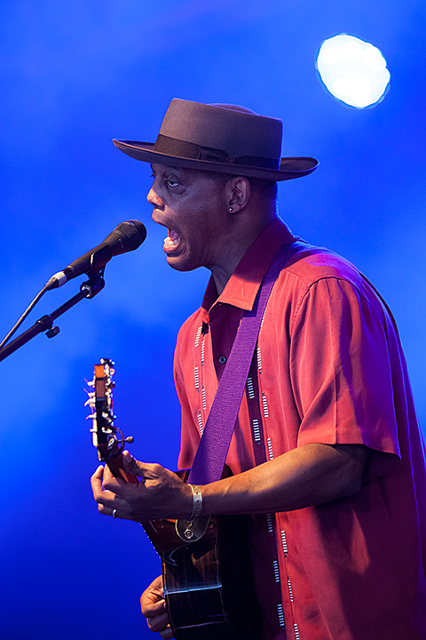Eric Bibb @ Blues Peer 2013, picture 3, photographed by Jurgen Aerts - FrontView Magazine