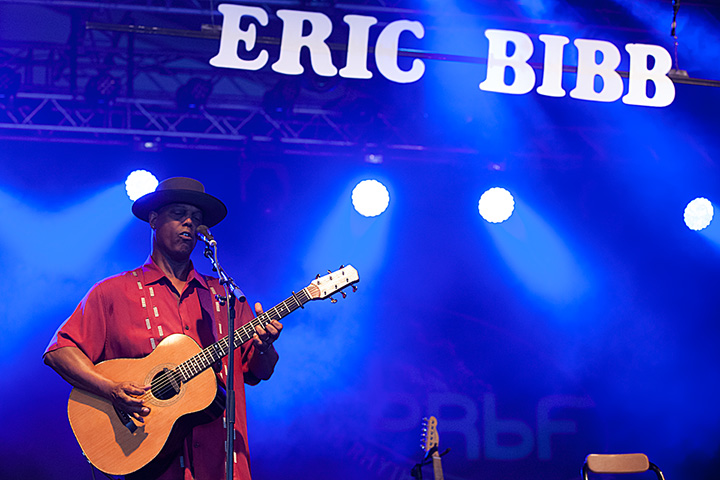 Eric Bibb @ Blues Peer 2013, picture 4, photographed by Jurgen Aerts - FrontView Magazine