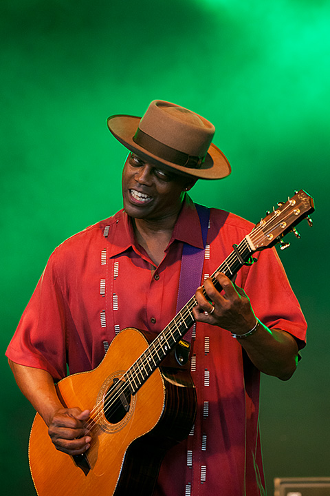 Eric Bibb @ Blues Peer 2013, picture 5, photographed by Jurgen Aerts - FrontView Magazine