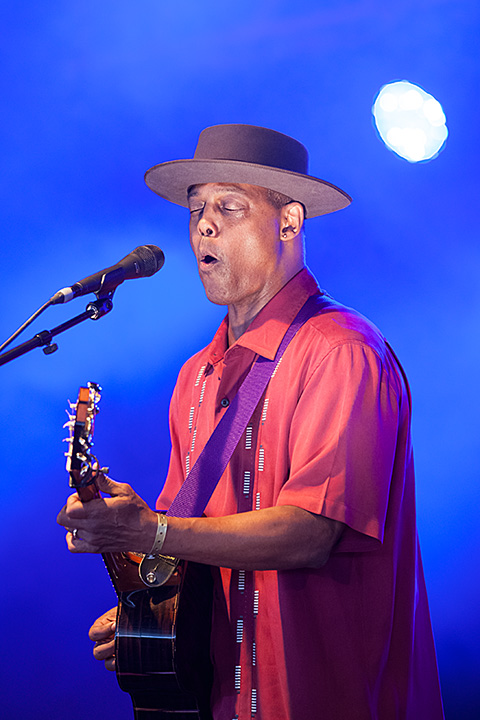 Eric Bibb @ Blues Peer 2013, picture 6, photographed by Jurgen Aerts - FrontView Magazine