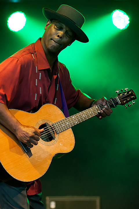 Eric Bibb @ Blues Peer 2013, picture 8, photographed by Jurgen Aerts - FrontView Magazine