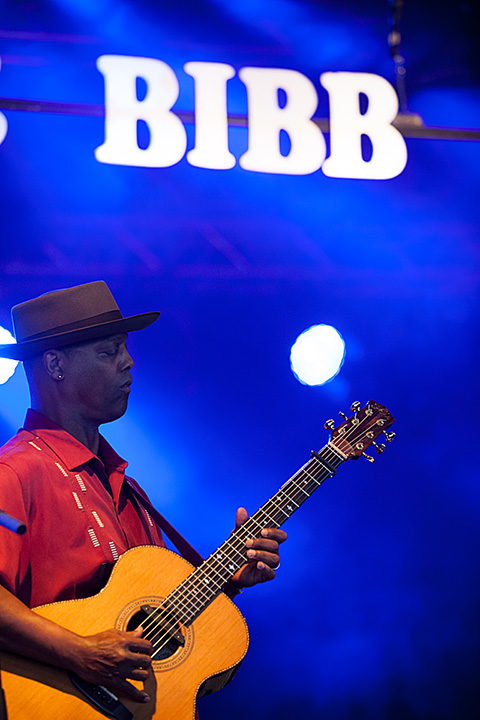 Eric Bibb @ Blues Peer 2013, picture 11, photographed by Jurgen Aerts - FrontView Magazine