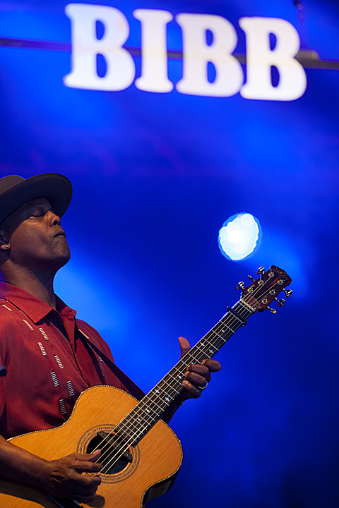 Eric Bibb @ Blues Peer 2013, picture 12, photographed by Jurgen Aerts - FrontView Magazine