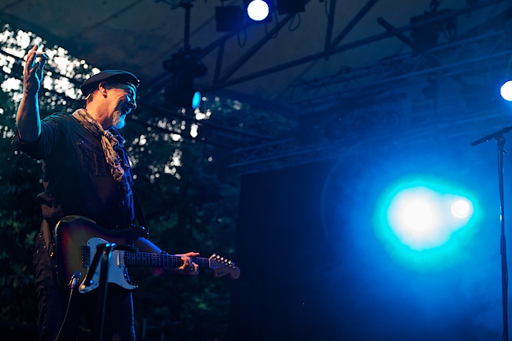 Richard Thompson @ OLT Rivierenhof, picture 6, photographed by James Van Roosbroeck - FrontView Magazine