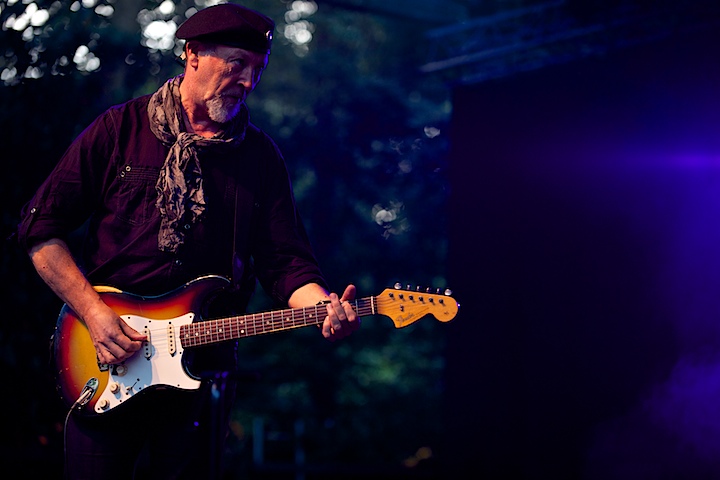 Richard Thompson @ OLT Rivierenhof, picture 16, photographed by James Van Roosbroeck - FrontView Magazine