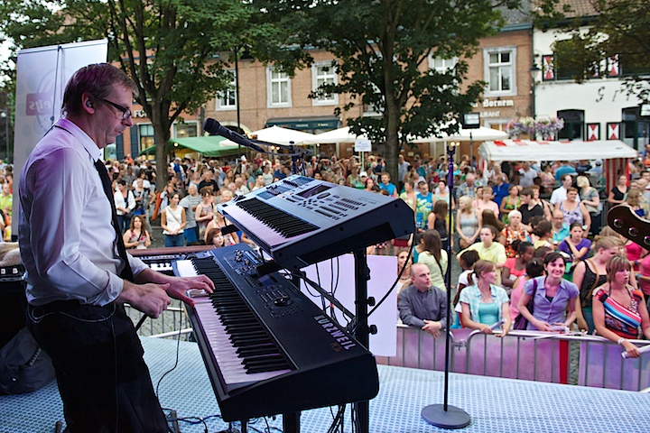 Wim Leys & @ Fundum - Vlaanderen Zingt @ Bornem, picture 3, photographed by James Van Roosbroeck - FrontView Magazine