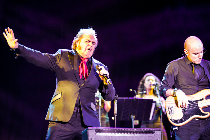 Engelbert Humperdinck @ Rimpelrock, picture 3, photographed by Tom Stessens - FrontView Magazine