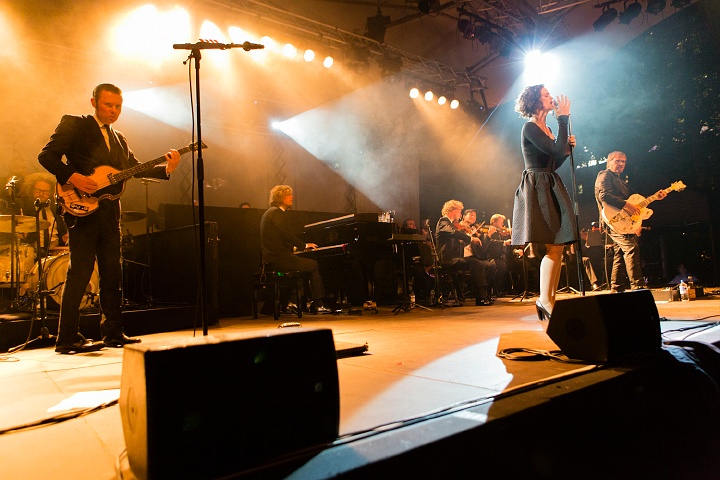 Hooverphonic @ OLT Rivierenhof, picture 13, photographed by Edwin Houdevelt - FrontView Magazine