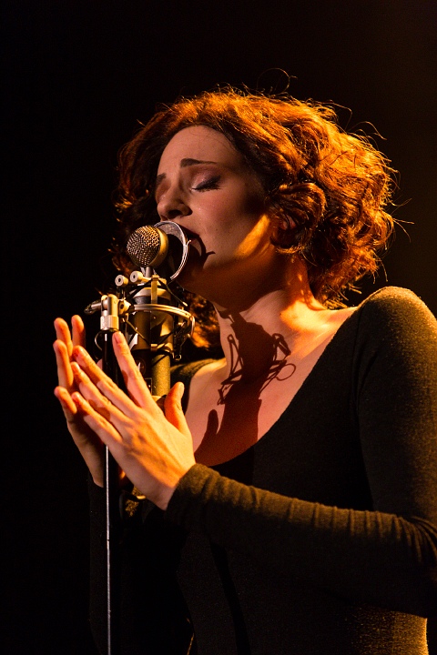 Hooverphonic @ OLT Rivierenhof, picture 20, photographed by Edwin Houdevelt - FrontView Magazine