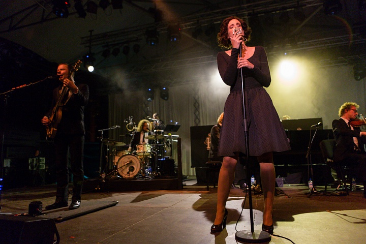 Hooverphonic @ OLT Rivierenhof, picture 28, photographed by Edwin Houdevelt - FrontView Magazine