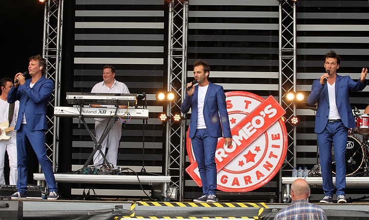 De Romeo's @ Buitenbeenpop 2013, picture 13, photographed by Heidi Elen - FrontView Magazine