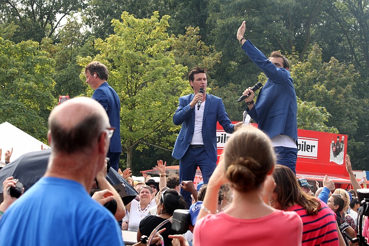 De Romeo's @ Buitenbeenpop 2013, picture 16, photographed by Heidi Elen - FrontView Magazine