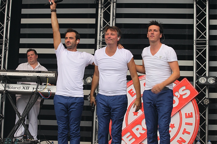 De Romeo's @ Buitenbeenpop 2013, picture 28, photographed by Heidi Elen - FrontView Magazine