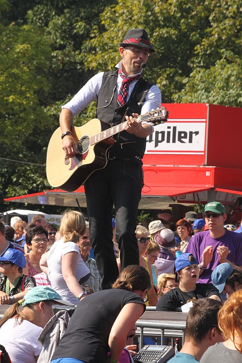 Dominomuziek @ Buitenbeenpop 2013, picture 14, photographed by Heidi Elen - FrontView Magazine
