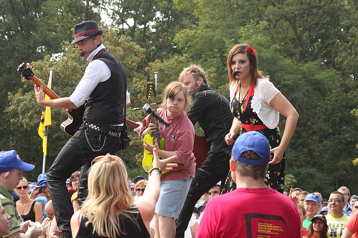Dominomuziek @ Buitenbeenpop 2013, picture 15, photographed by Heidi Elen - FrontView Magazine
