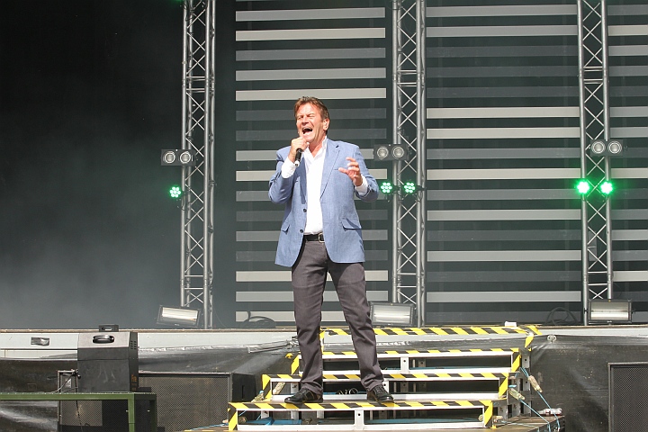 Luc Steeno @ Buitenbeenpop 2013, picture 10, photographed by Heidi Elen - FrontView Magazine