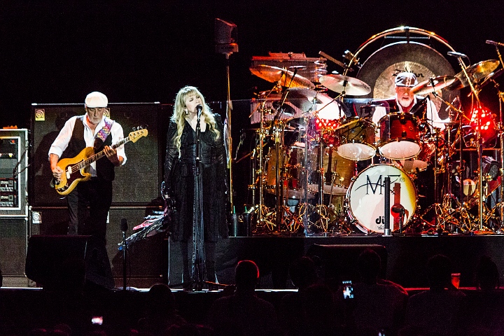 Fleetwood Mac @ Sportpaleis, picture 4, photographed by Edwin Houdevelt - FrontView Magazine