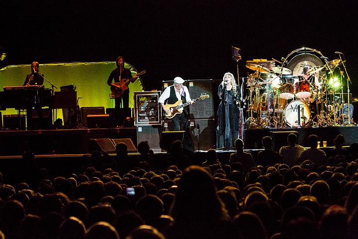 Fleetwood Mac @ Sportpaleis, picture 12, photographed by Edwin Houdevelt - FrontView Magazine