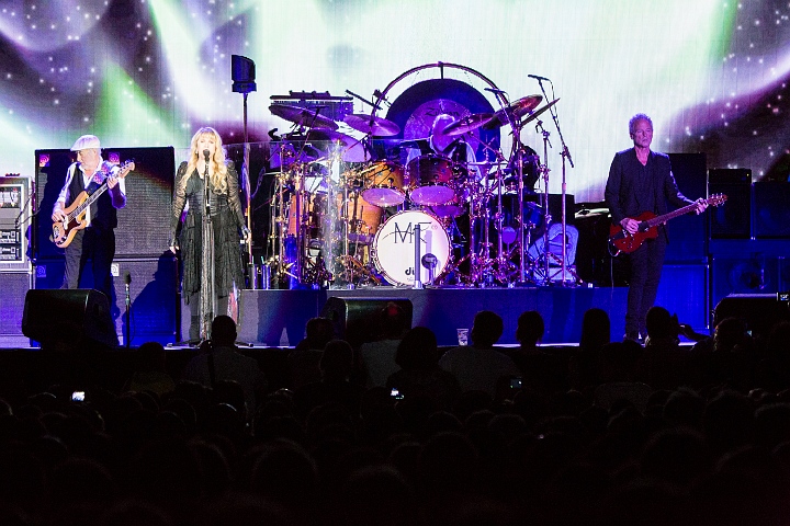 Fleetwood Mac @ Sportpaleis, picture 31, photographed by Edwin Houdevelt - FrontView Magazine
