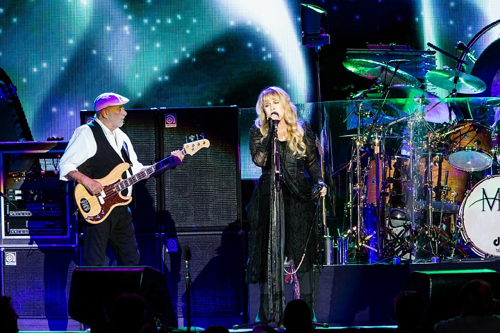 Fleetwood Mac @ Sportpaleis, picture 37, photographed by Edwin Houdevelt - FrontView Magazine