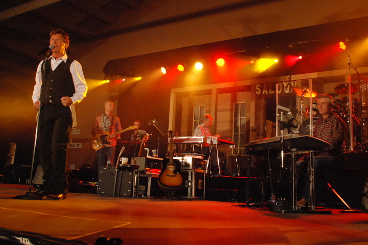 CD voorstelling Jo Vally @ Keerbergen, picture 14, photographed by Peter Minnebo - FrontView Magazine