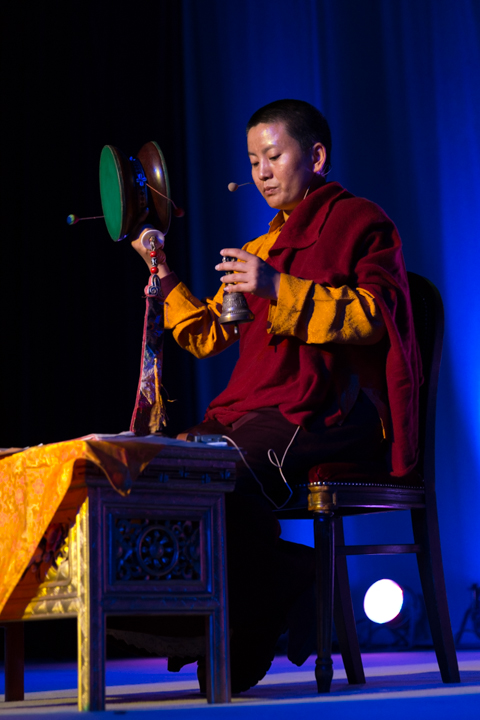 Ani Choying Drolma @ Casino Chaudfontaine, picture 4, photographed by Guy Danneels - FrontView Magazine