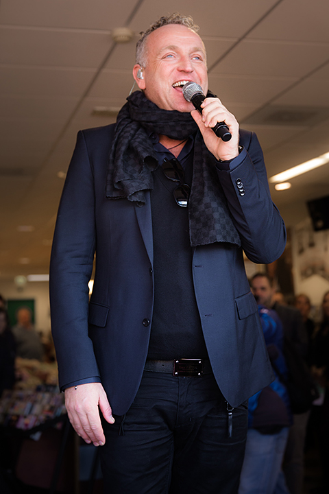 Gordon @ Berk Music Eindhoven en Saturn Tilburg, picture 4, photographed by Elke Briers - FrontView Magazine