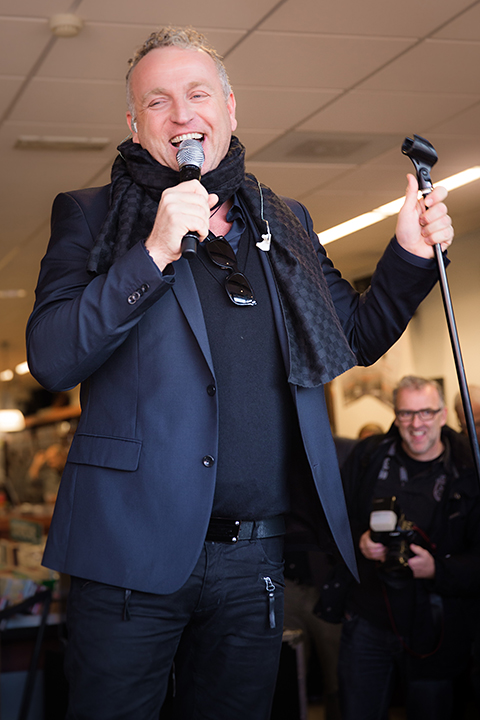 Gordon @ Berk Music Eindhoven en Saturn Tilburg, picture 8, photographed by Elke Briers - FrontView Magazine