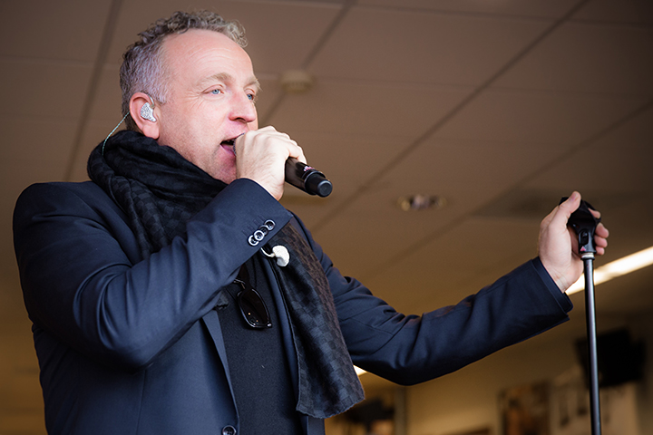 Gordon @ Berk Music Eindhoven en Saturn Tilburg, picture 12, photographed by Elke Briers - FrontView Magazine