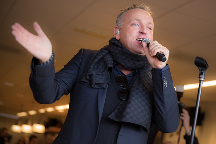 Gordon @ Berk Music Eindhoven en Saturn Tilburg, picture 15, photographed by Elke Briers - FrontView Magazine