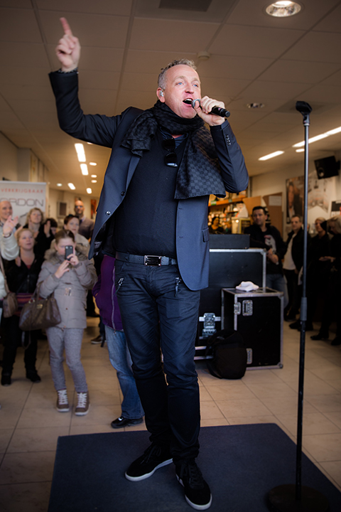 Gordon @ Berk Music Eindhoven en Saturn Tilburg, picture 17, photographed by Elke Briers - FrontView Magazine