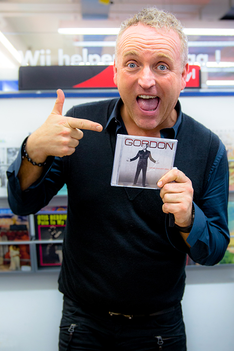 Gordon @ Berk Music Eindhoven en Saturn Tilburg, picture 19, photographed by Elke Briers - FrontView Magazine