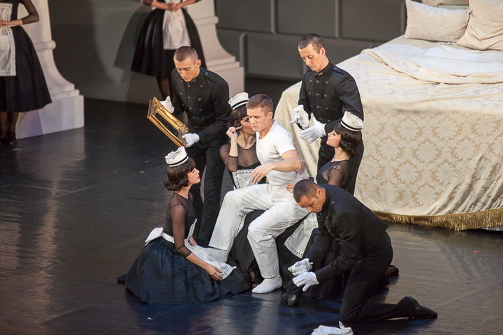 Matthew Bourne's Swan Lake @ Stadsschouwburg, picture 5, photographed by Koen Rondelez - FrontView Magazine