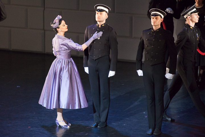 Matthew Bourne's Swan Lake @ Stadsschouwburg, picture 12, photographed by Koen Rondelez - FrontView Magazine