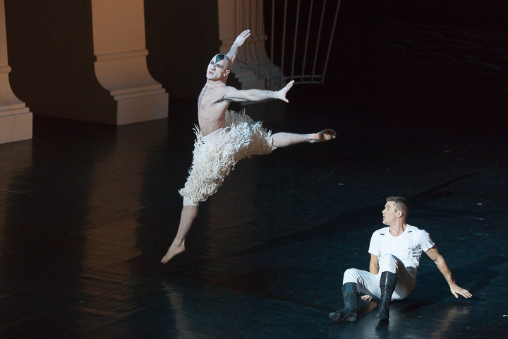 Matthew Bourne's Swan Lake @ Stadsschouwburg, picture 38, photographed by Koen Rondelez - FrontView Magazine